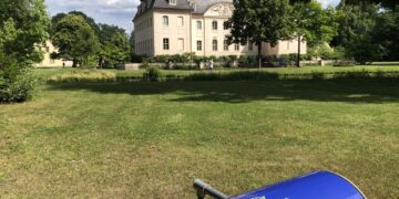 Schloss Branitz mit einer Stele der Open-Air-Ausstellung im Vordergrund