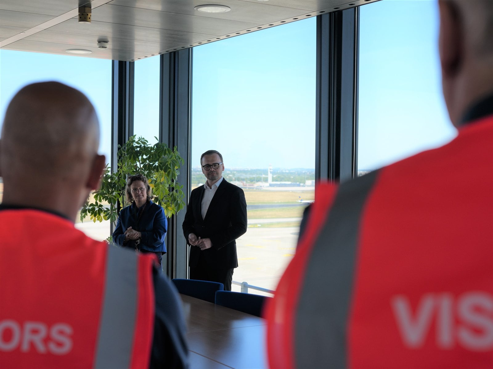 Innenminister Jan Redmann und Aletta von Massenbach mit Blick auf das Vorfeld des BER
