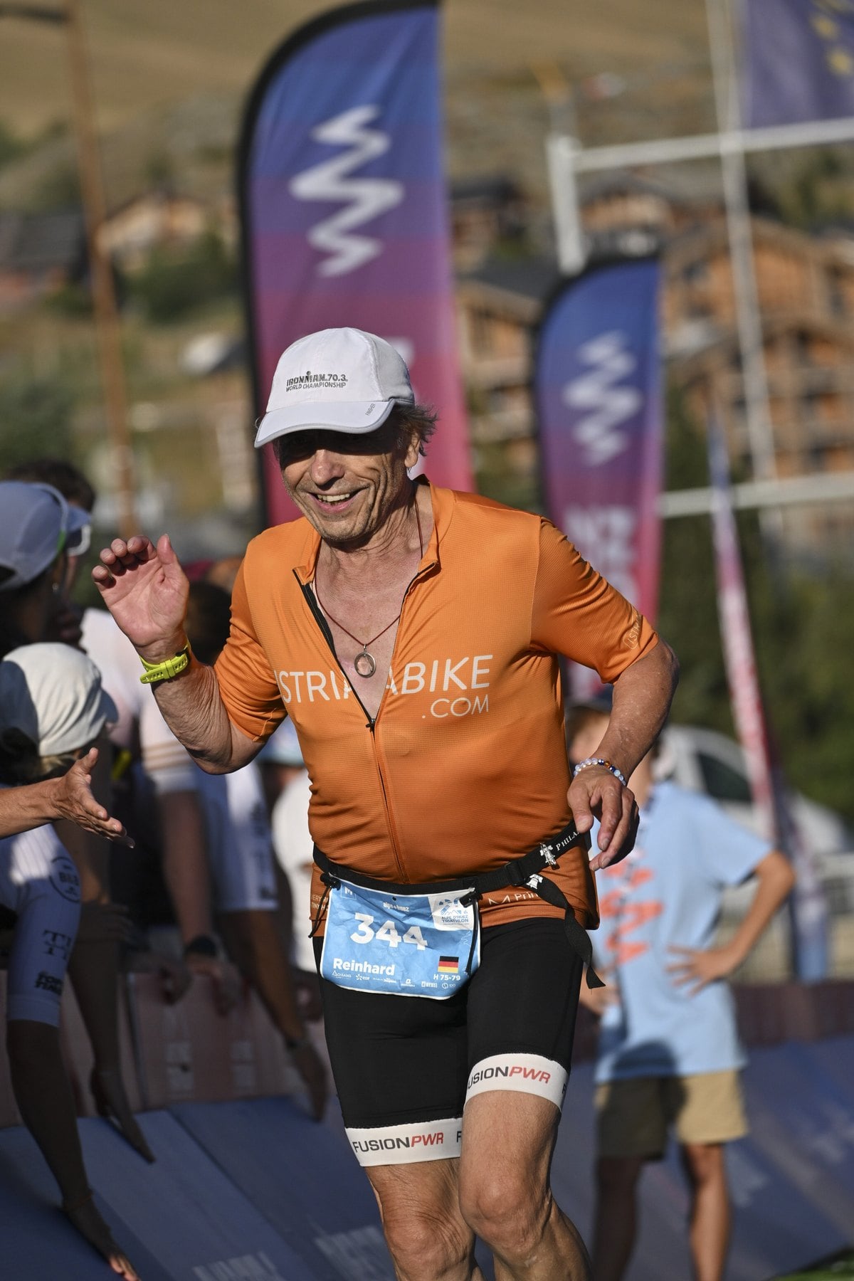 Reinhard Drogla läuft die Schlussmeter des Alpe d’Huez-Triathlons