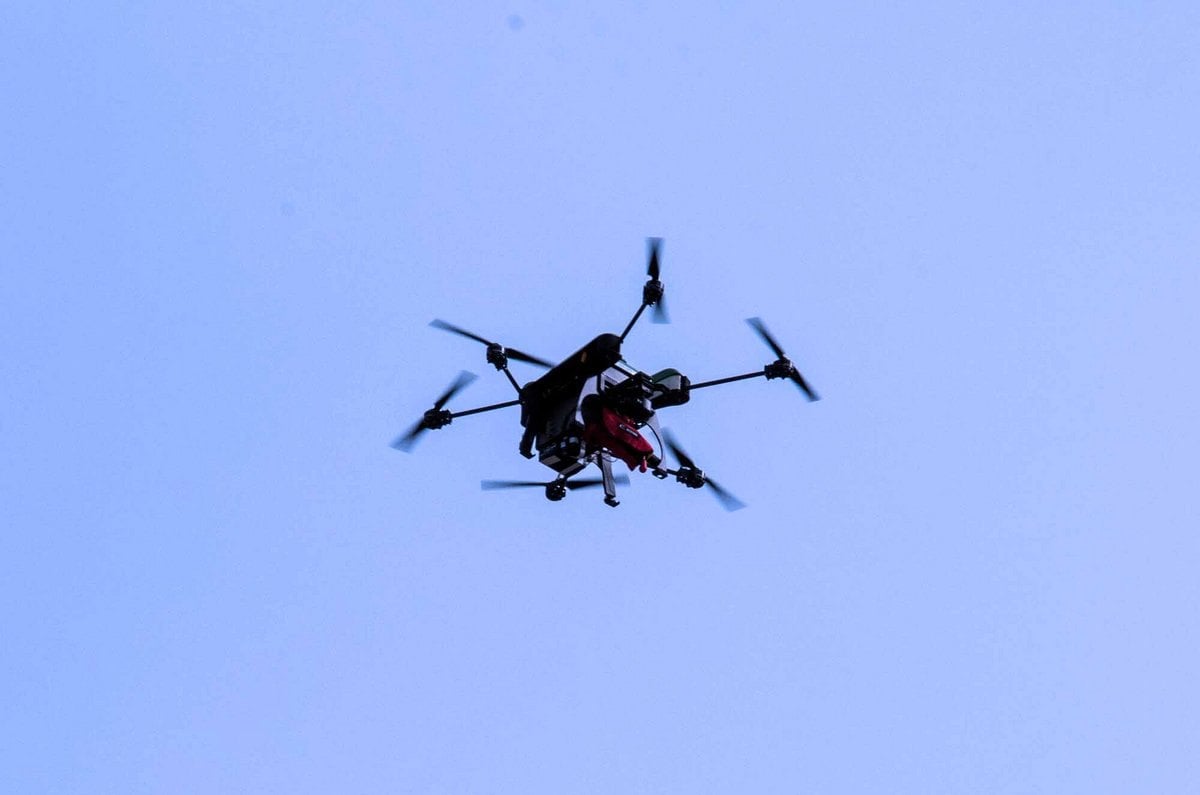 Autonome Rettungsdrohne im Flug über einem See in der Lausitzer Seenlandschaft