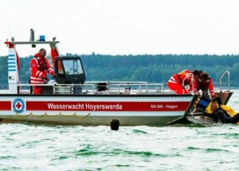 Rettungskräfte der Wasserwacht Hoyerswerda bei einer Übung auf einem Lausitzer See