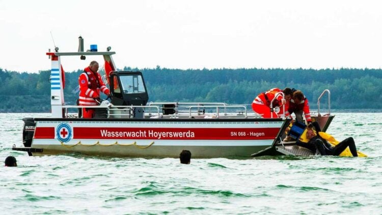 Rettungskräfte der Wasserwacht Hoyerswerda bei einer Übung auf einem Lausitzer See