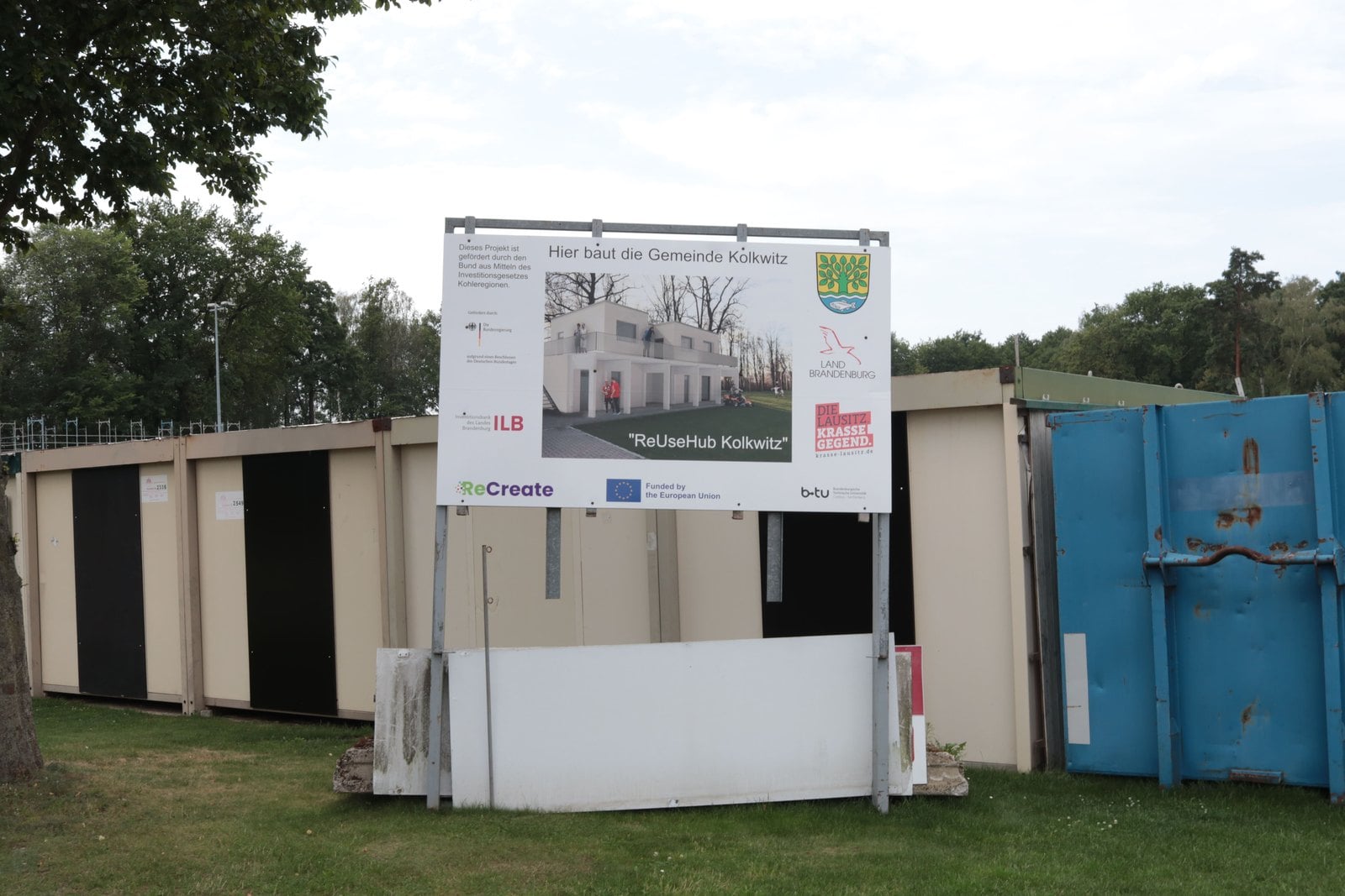 Bauschild mit der Visualisierung des geplanten ReUse-Hubs in Kolkwitz