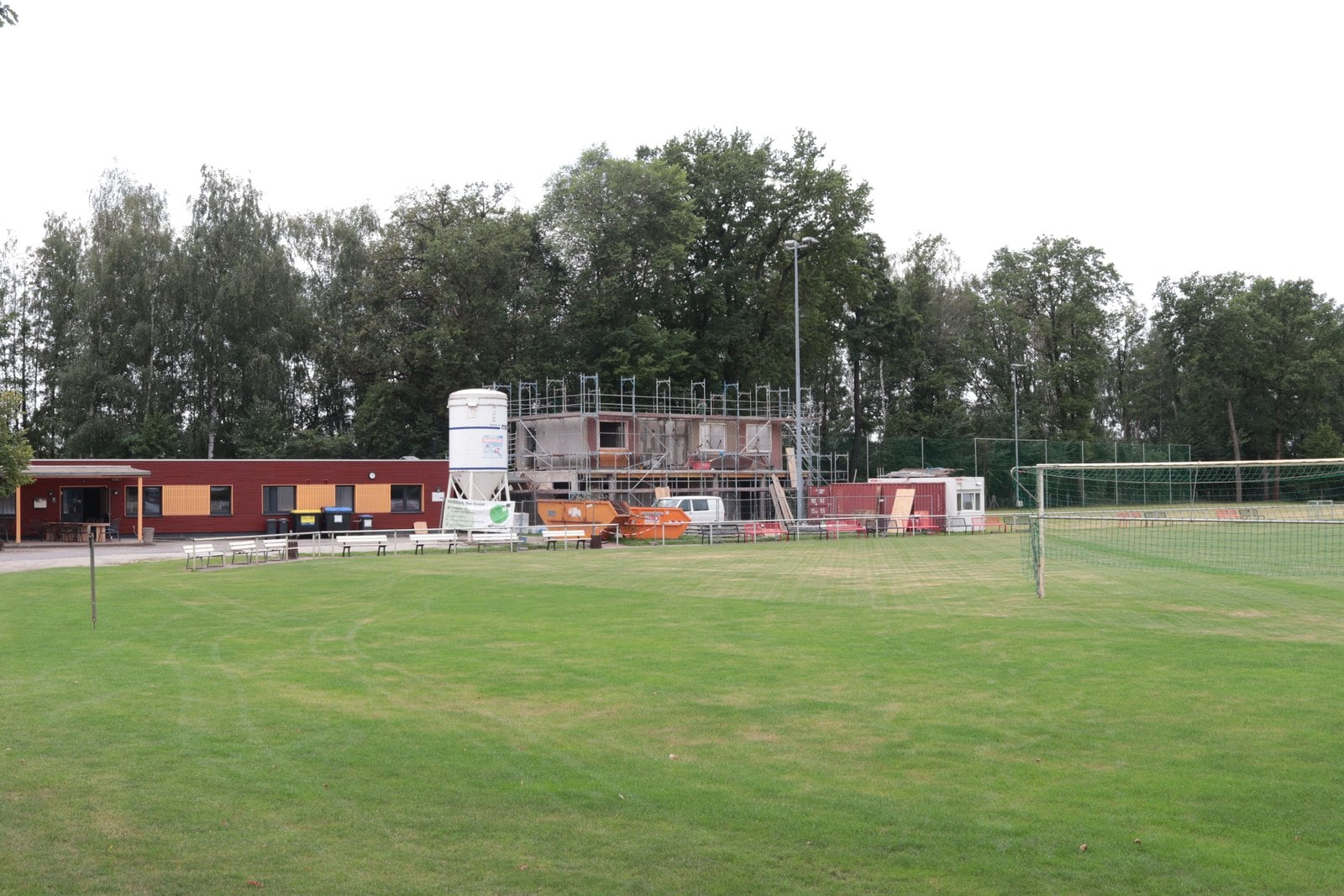 Blick über den Kolkwitzer Sportplatz auf den entstehenden Neubau