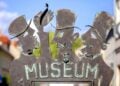Metallschild mit den drei Finsterwalder Sängern über dem Museumseingang