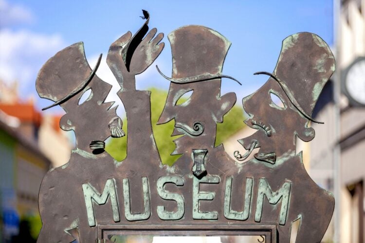 Metallschild mit den drei Finsterwalder Sängern über dem Museumseingang