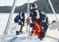 Wissenschaftler bei Messungen auf dem Eis der Ostantarktis im Dokumentarfilm Salz und Wasser