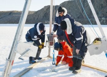 Wissenschaftler bei Messungen auf dem Eis der Ostantarktis im Dokumentarfilm Salz und Wasser