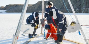 Wissenschaftler bei Messungen auf dem Eis der Ostantarktis im Dokumentarfilm Salz und Wasser