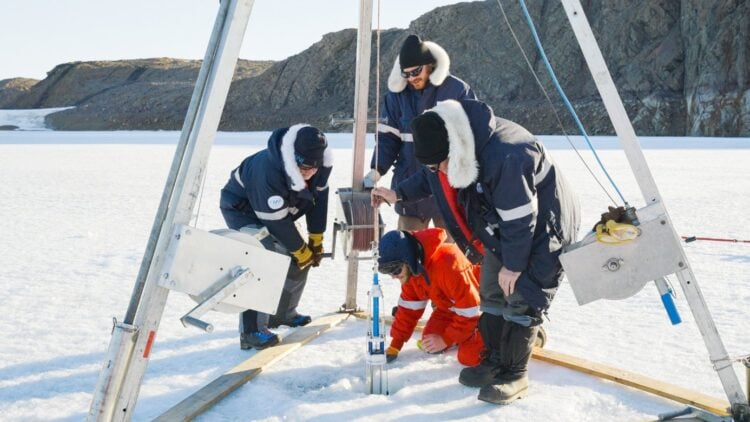 Wissenschaftler bei Messungen auf dem Eis der Ostantarktis im Dokumentarfilm Salz und Wasser