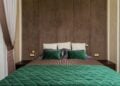 Ordentlich bezogenes Doppelbett in einem gepflegten Schlafzimmer