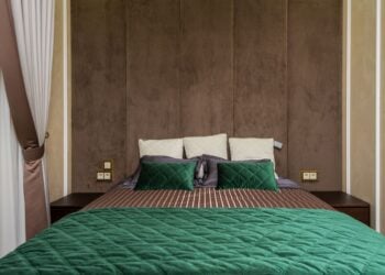 Ordentlich bezogenes Doppelbett in einem gepflegten Schlafzimmer