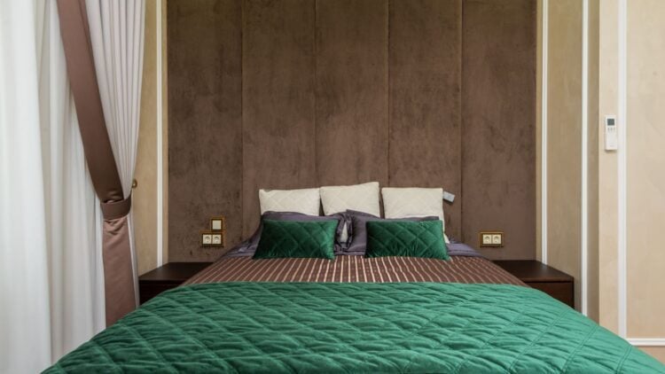 Ordentlich bezogenes Doppelbett in einem gepflegten Schlafzimmer