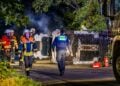 Auf der Seite liegendes Auto mit Einsatzkräften bei Casel