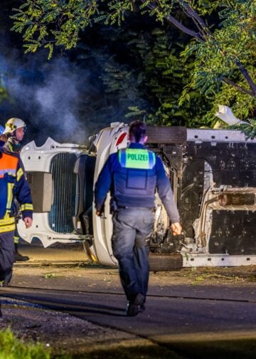 Auf der Seite liegendes Auto mit Einsatzkräften bei Casel