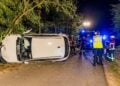 Auf die Seite gekipptes Auto zwischen Casel und Brodtkowitz