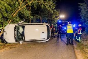 Auto landet bei Casel auf der Seite – zwei Verletzte