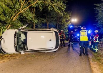 Auf die Seite gekipptes Auto zwischen Casel und Brodtkowitz