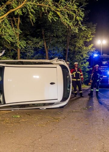 Auf die Seite gekipptes Auto zwischen Casel und Brodtkowitz