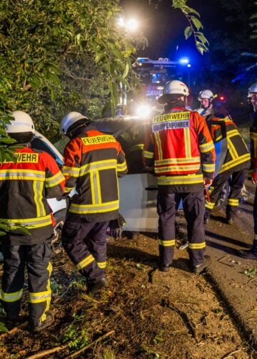 Feuerwehr und Rettungskräfte am Unfallort bei Casel