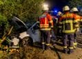 Feuerwehr an verunfalltem Auto bei Casel