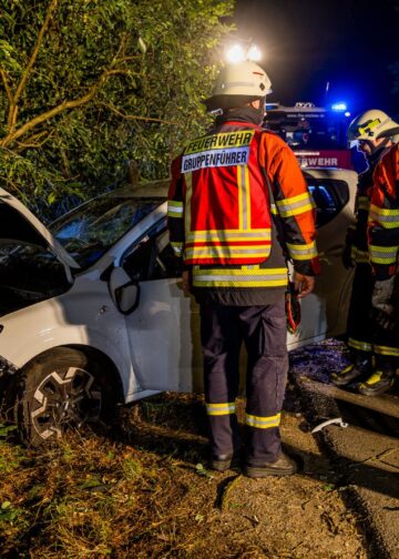 Feuerwehr an verunfalltem Auto bei Casel