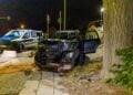 Unfallauto nach Aufprall gegen einen Baum in Kolkwitz