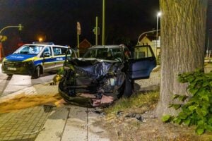 Auto kracht in Kolkwitz gegen Baum – zwei Personen in Gewahrsam