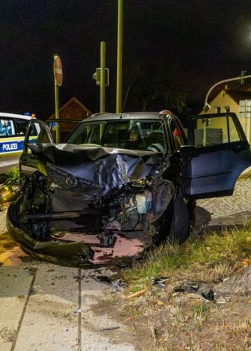Unfallauto nach Aufprall gegen einen Baum in Kolkwitz