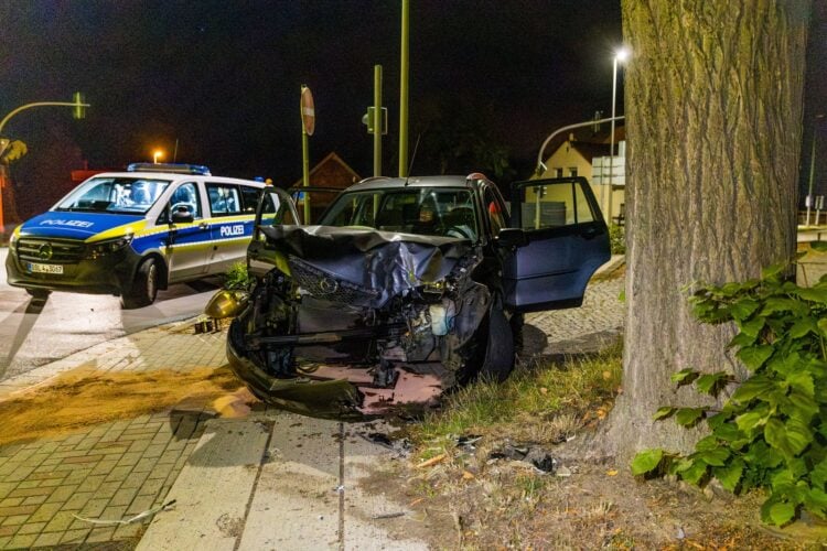 Unfallauto nach Aufprall gegen einen Baum in Kolkwitz