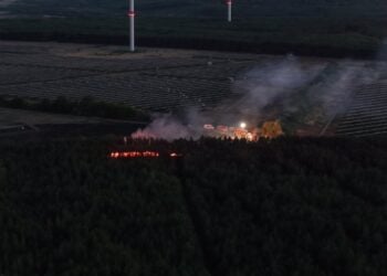 Luftaufnahme der Brandfläche zwischen Solarpark und Wald bei Schipkau