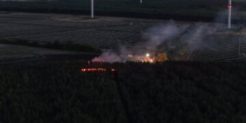 Luftaufnahme der Brandfläche zwischen Solarpark und Wald bei Schipkau