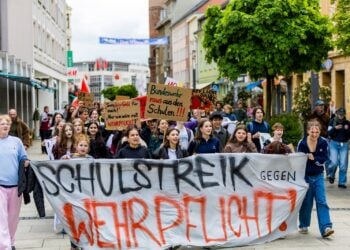 Schüler tragen ein Transparent mit der Aufschrift Schulstreik gegen Wehrpflicht