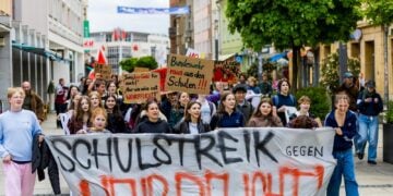 Schüler tragen ein Transparent mit der Aufschrift Schulstreik gegen Wehrpflicht