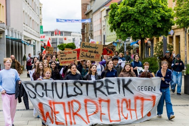 Schüler tragen ein Transparent mit der Aufschrift Schulstreik gegen Wehrpflicht