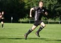 Fußballspieler im Sprint während des Kreisoberliga-Spiels