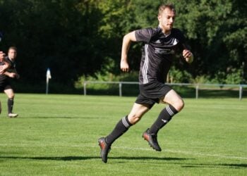Fußballspieler im Sprint während des Kreisoberliga-Spiels
