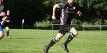 Fußballspieler im Sprint während des Kreisoberliga-Spiels