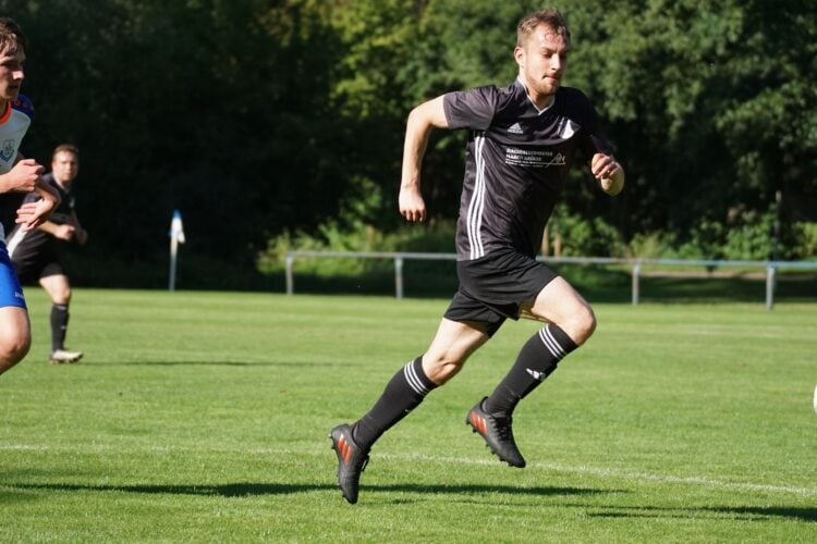Fußballspieler im Sprint während des Kreisoberliga-Spiels