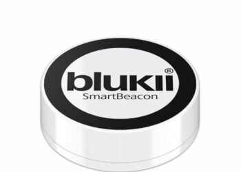 Runder Bluetooth-Low-Energy-Beacon, wie er für die Ortung in Gebäuden eingesetzt wird