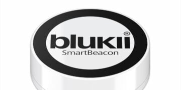 Runder Bluetooth-Low-Energy-Beacon, wie er für die Ortung in Gebäuden eingesetzt wird