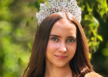 Jüngste Miss Brandenburg mit Krone vor grünem Hintergrund