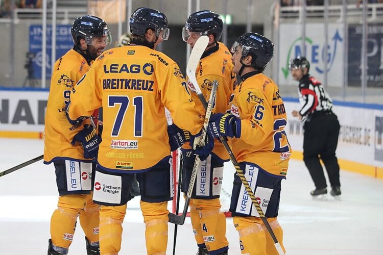 Die Lausitzer Füchse bejubeln in der Eisarena Weißwasser einen Treffer um Kapitän Clarke Breitkreuz