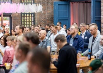 Volle Halle beim Netzwerkabend im Cottbuser Dieselkraftwerk