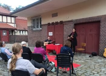 Publikum vor einer Lesebühne im Margahof in Brieske