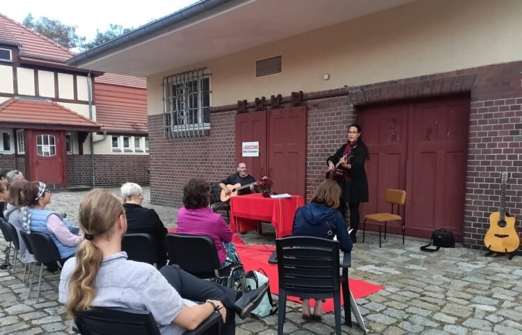 Publikum vor einer Lesebühne im Margahof in Brieske