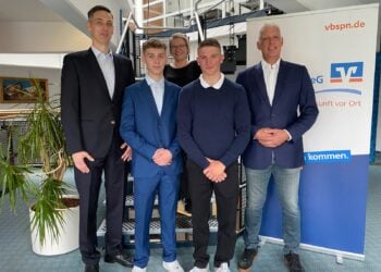 Fünf Personen bei der Begrüßung der neuen Auszubildenden