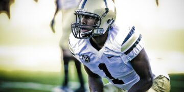 Zwei American-Football-Spieler im Zweikampf auf dem Spielfeld