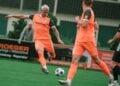 Ein Spieler des VfB Krieschow spielt den Ball, ein Gegenspieler läuft an