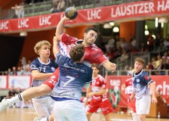 Handballer des LHC Cottbus beim Wurf
